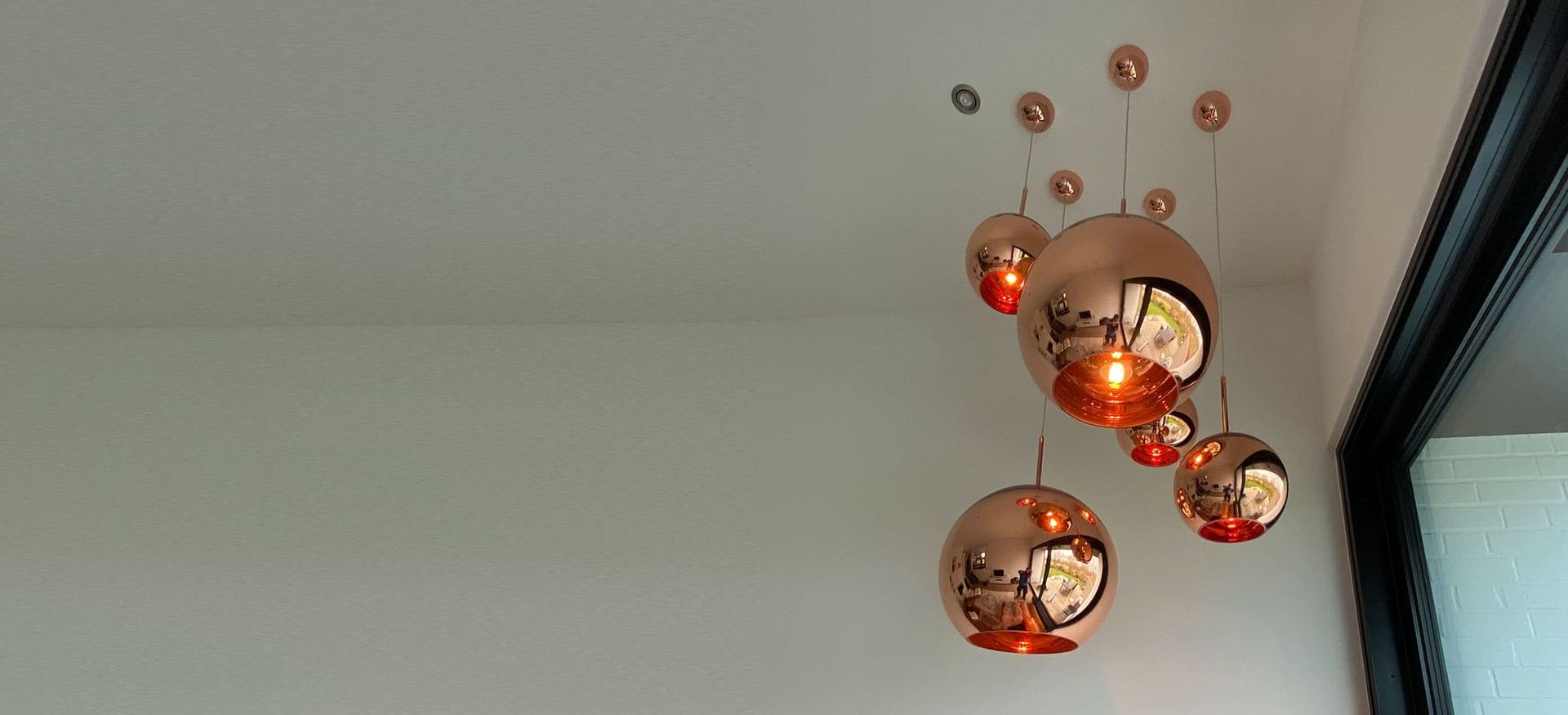 Mehrere Lampen hängen von einer Decke