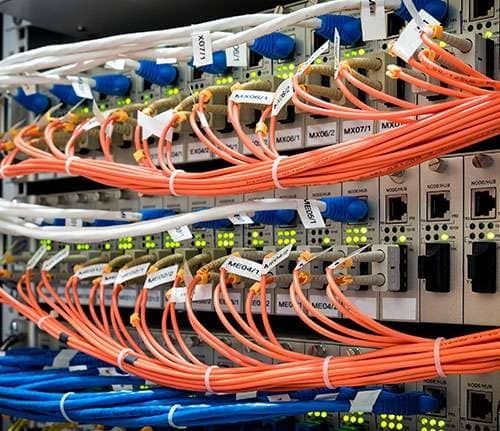 Mehrere farbige Kabel in einer Strombox